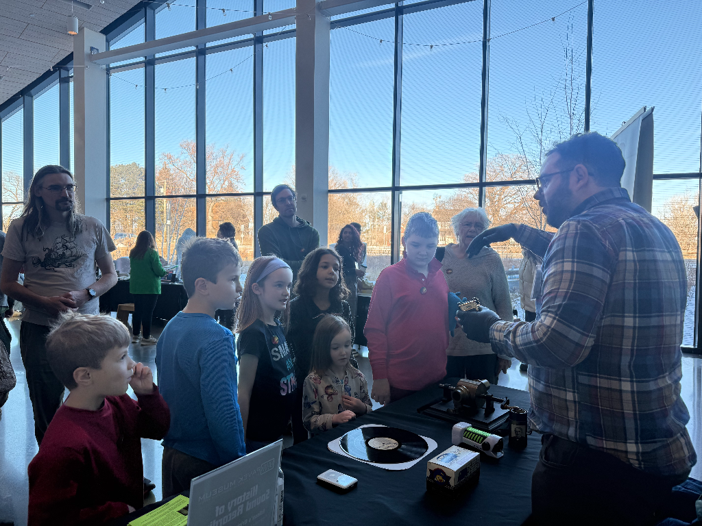 Exhibit Booth Helper